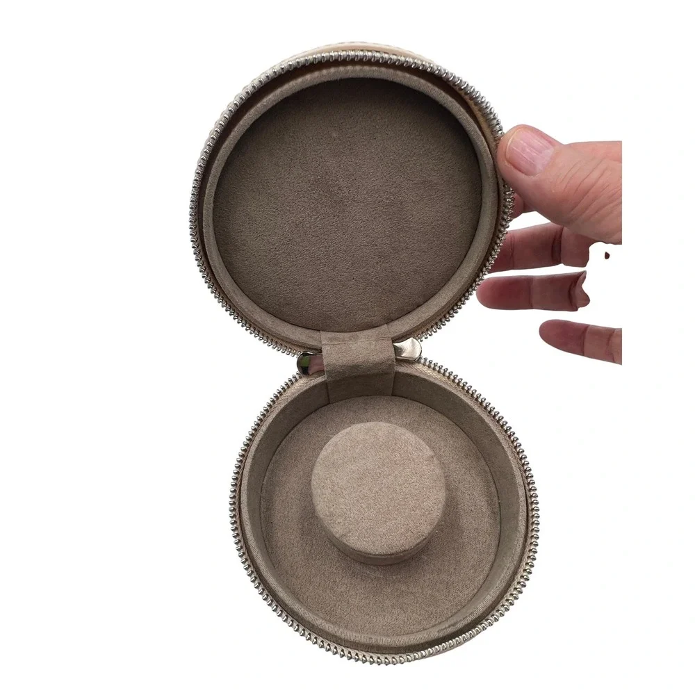 Wolf Jewelry Travel Case Women Small Beige Good Leather‎ LusterLoc Round Zip
